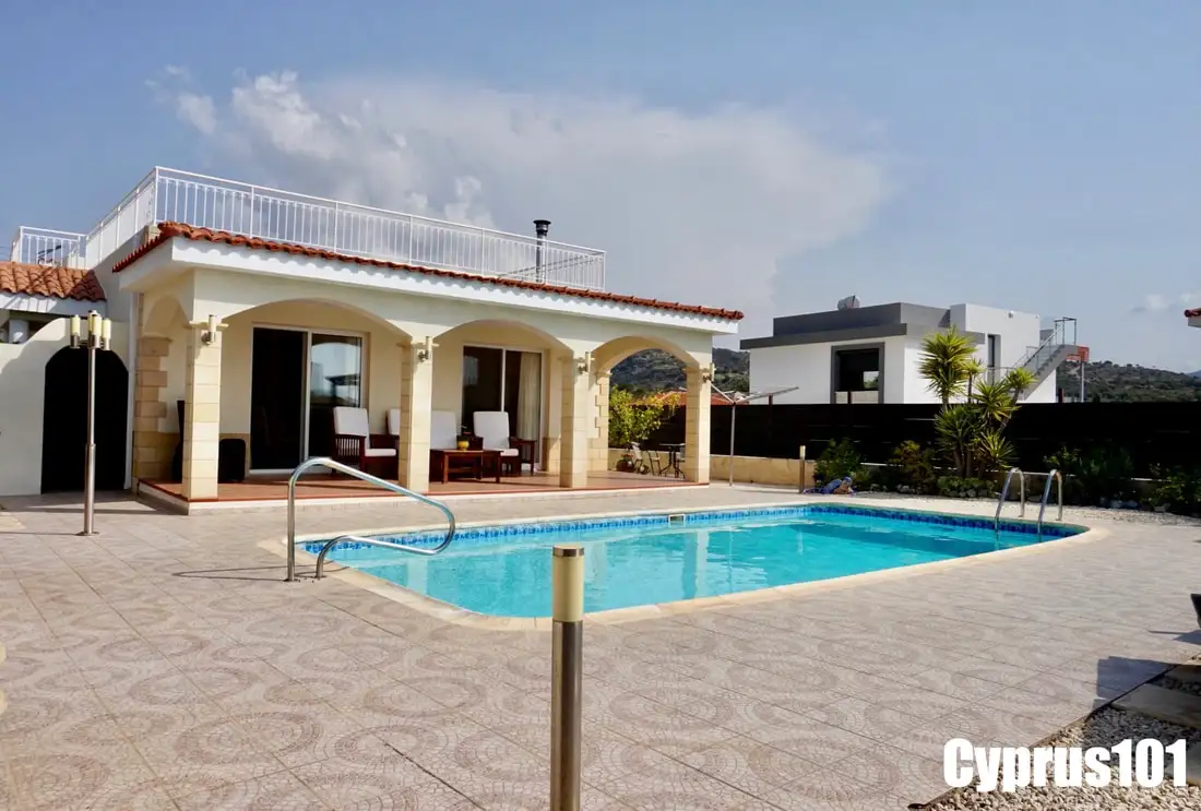 Peyia Bungalow with roof terrace