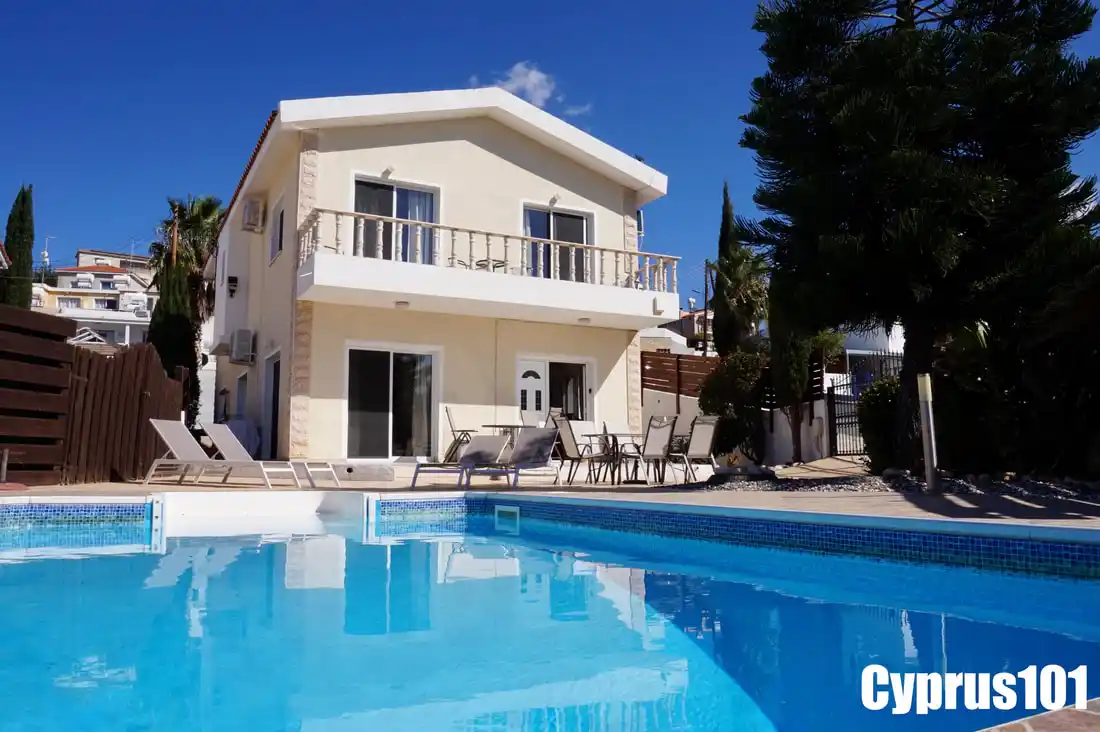 Chloraka Paphos Villa for rent